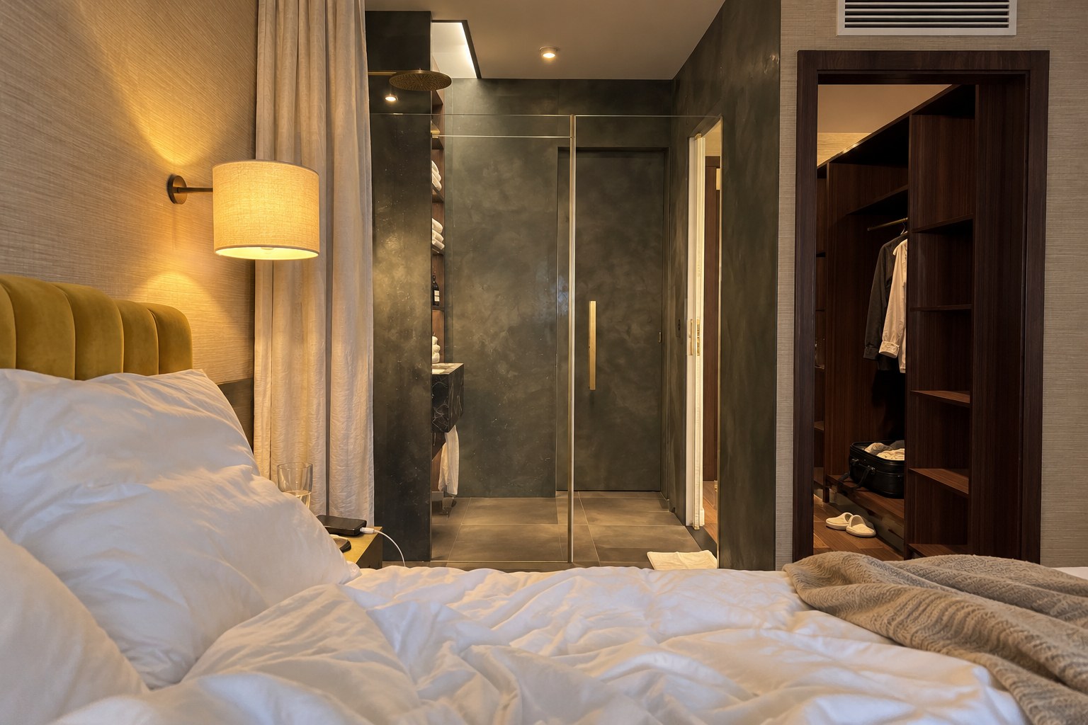 103B, combinación del moodboard: el baño visto desde la cama